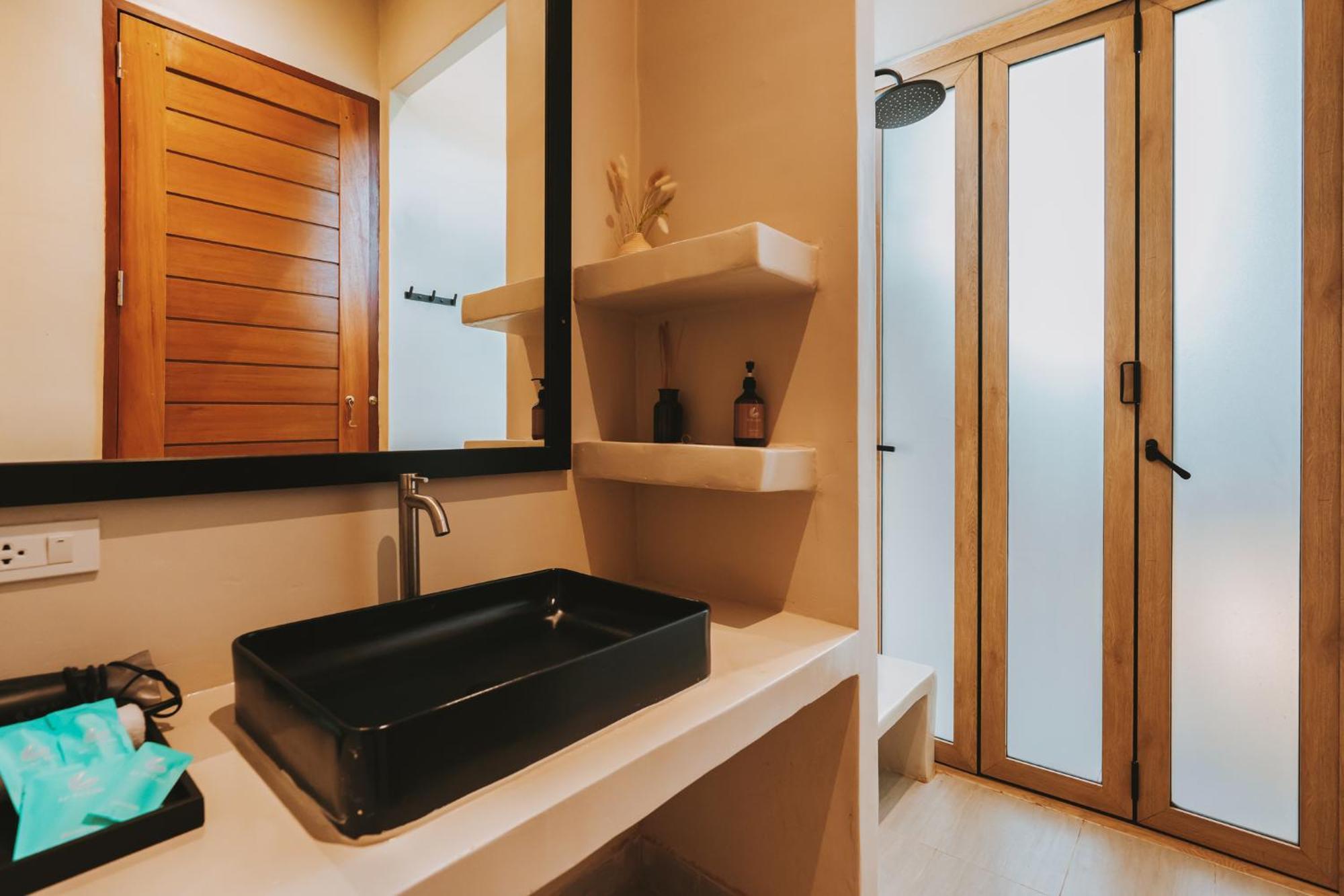 Le La Lake Resort And Spa Kaeng Krachan Room photo