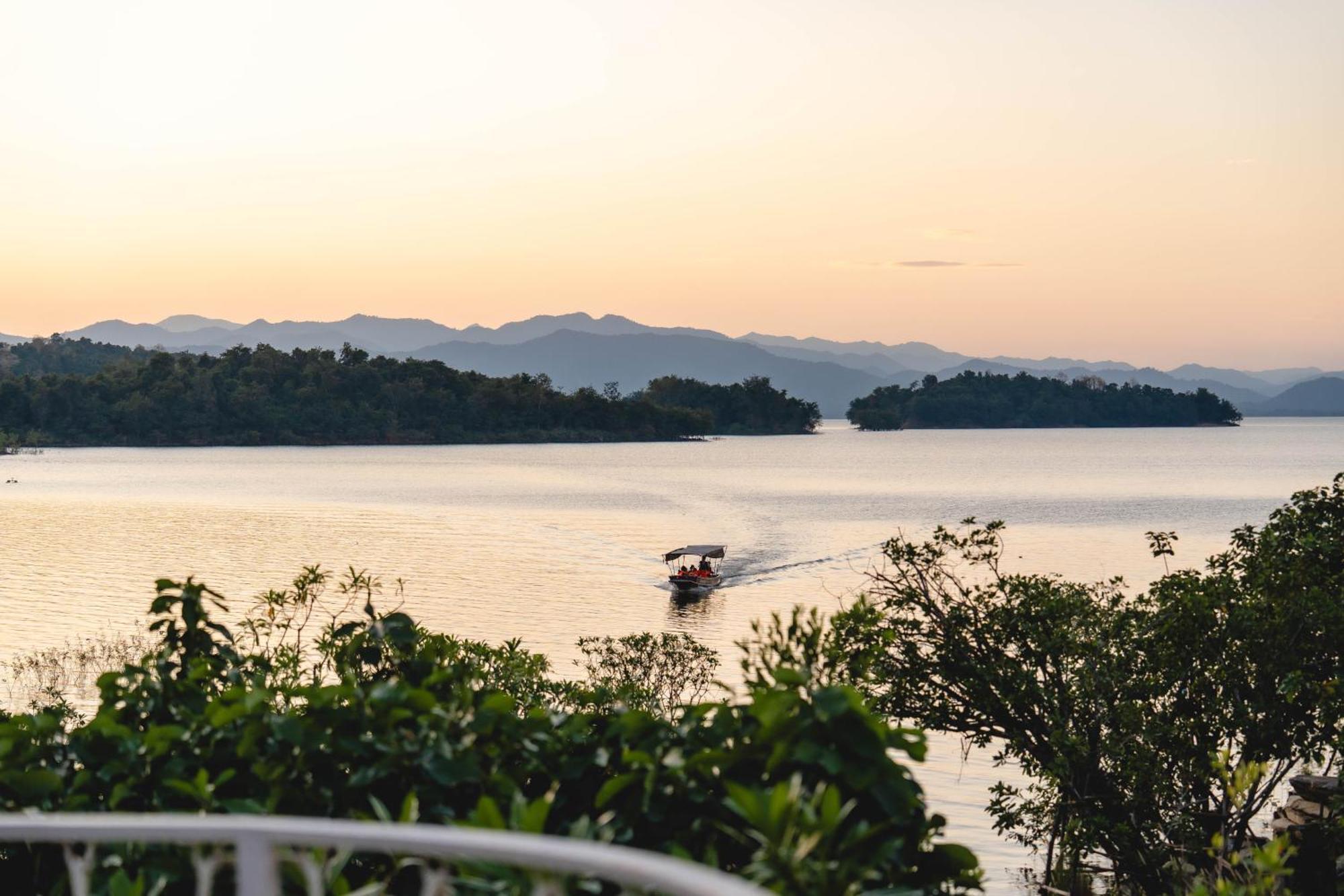 Le La Lake Resort And Spa Kaeng Krachan Exterior photo